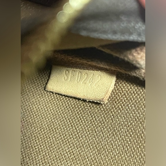 100% Authentic! LV Monogram Mini Pochette Bag w/ Box, & Dustbag Made in France - Picture 12 of 13